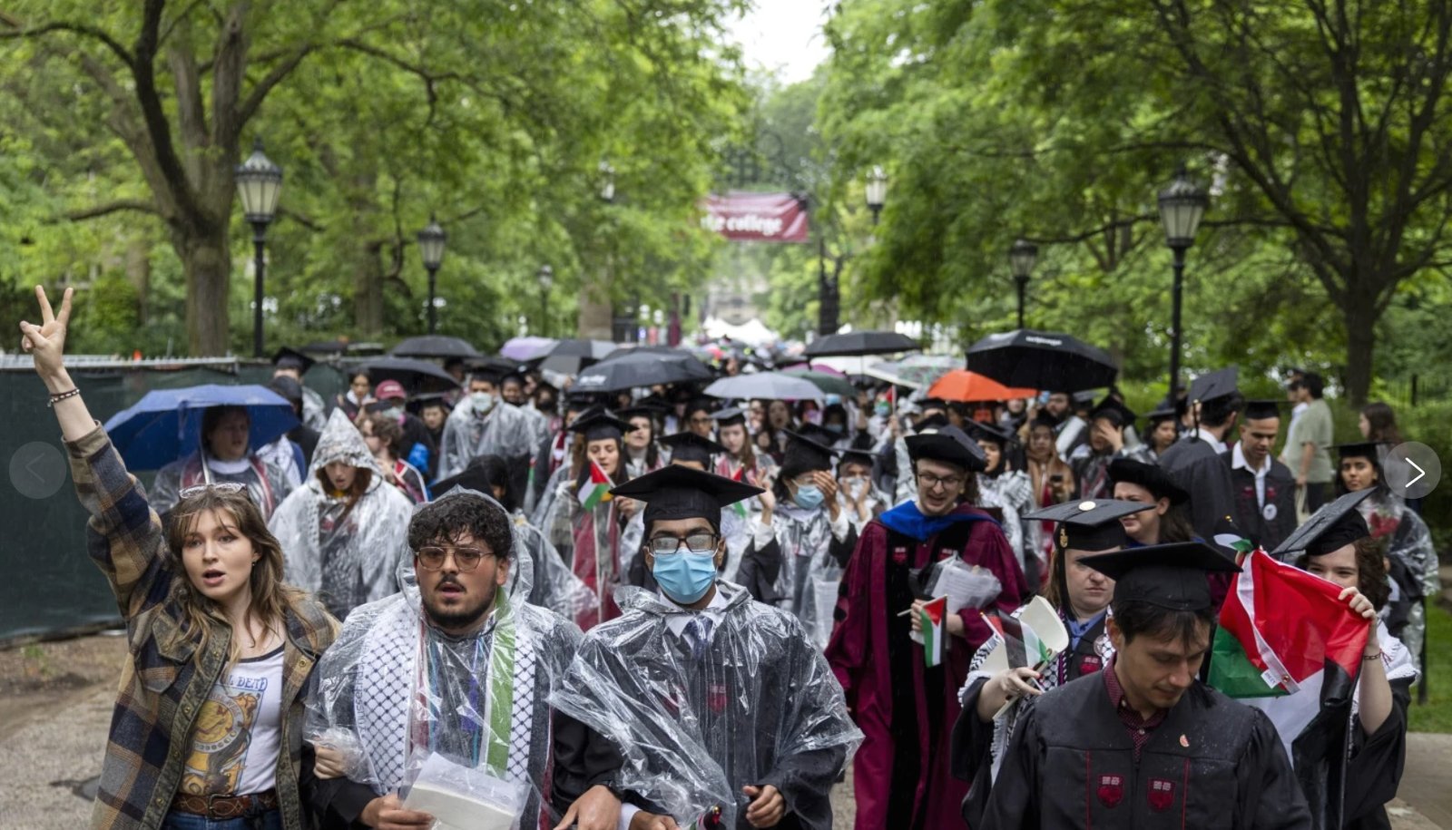 Tak Peduli Guyuran Hujan, Puluhan Mahasiswa Universitas Chicago Amerika Walk Out Saat Wisuda Kecam Genosida Palestina