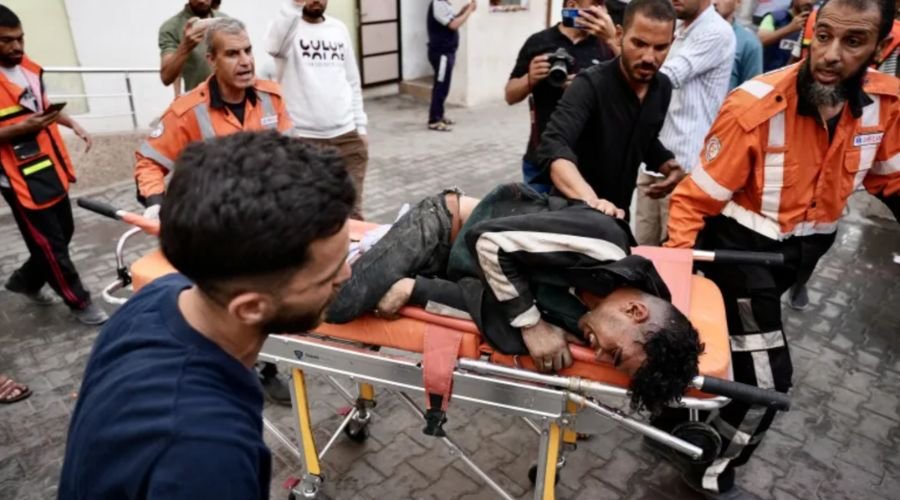 Warga Palestina yang terluka dibawa ke Rumah Sakit Kuwait setelah serangan udara Israel di Rafah, Gaza