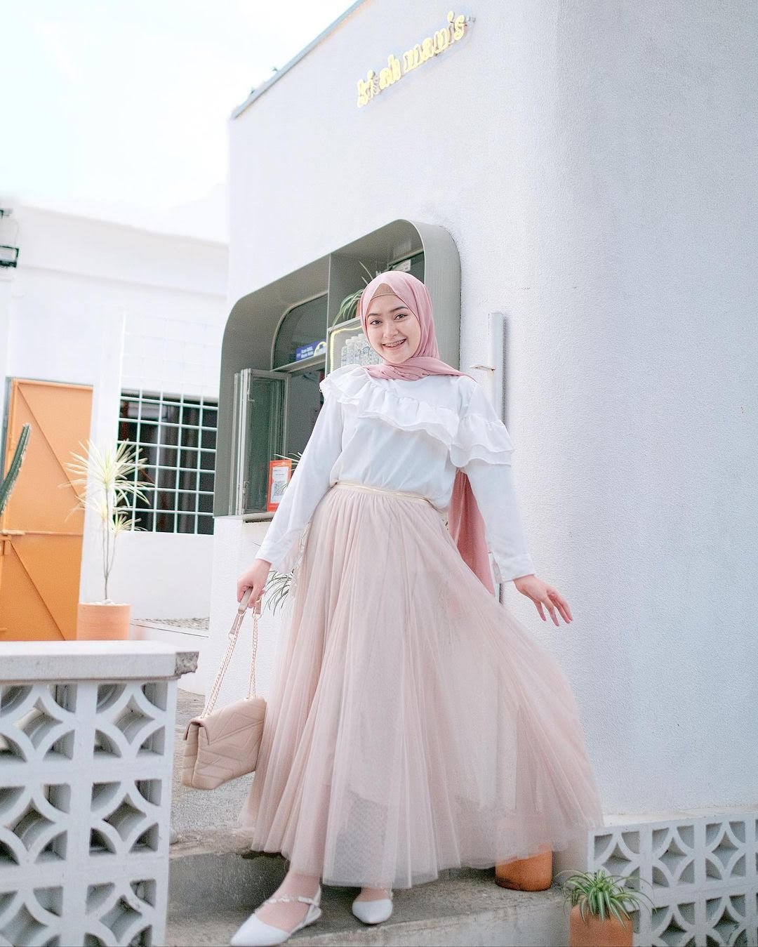 7 Inspirasi OOTD Hijab dengan Ruffle Blouse Korean Style