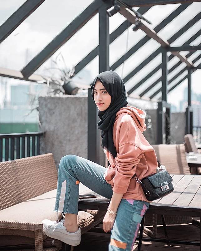 5 Inspirasi Mix and Match Hoodie untuk Hijaber