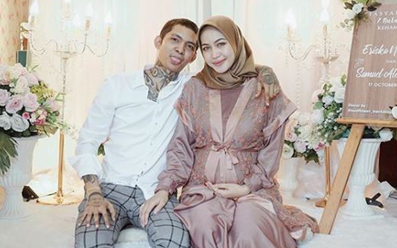 Tasyakuran Tujuh Bulan, Cantiknya Istri Young Lex Kenakan Hijab