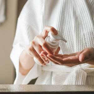  Lelah dengan Langkah Perawatan Kompleks? Saatnya Beralih ke 'Skincare Minimalis' yang Lebih Cerdas